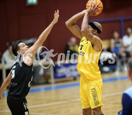 Basketball 2. Liga 2023/2024. Grunddurchgang 5. Runde.  Woerthersee Piraten gegen Guessing Blackbirds.  Shawn L. Ray (Piraten), Thomas Knor  (Guessing). Klagenfurt, am 4.11.2023.
Foto: Kuess
www.qspictures.net
---
pressefotos, pressefotografie, kuess, qs, qspictures, sport, bild, bilder, bilddatenbank