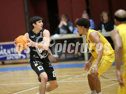 Basketball 2. Liga 2023/2024. Grunddurchgang 5. Runde.  Woerthersee Piraten gegen Guessing Blackbirds.  Marcus Holyfield (Piraten),  Bernhard Koch (Guessing). Klagenfurt, am 4.11.2023.
Foto: Kuess
www.qspictures.net
---
pressefotos, pressefotografie, kuess, qs, qspictures, sport, bild, bilder, bilddatenbank