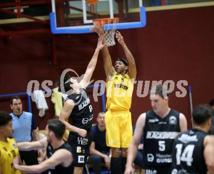 Basketball 2. Liga 2023/2024. Grunddurchgang 5. Runde.  Woerthersee Piraten gegen Guessing Blackbirds.  Shawn L. Ray (Piraten), Bernhard Koch  (Guessing). Klagenfurt, am 4.11.2023.
Foto: Kuess
www.qspictures.net
---
pressefotos, pressefotografie, kuess, qs, qspictures, sport, bild, bilder, bilddatenbank