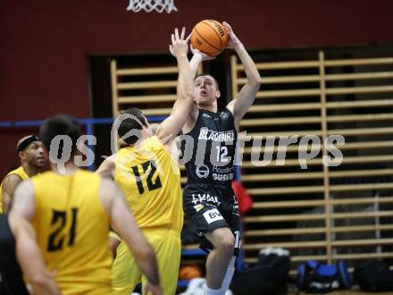 Basketball 2. Liga 2023/2024. Grunddurchgang 5. Runde.  Woerthersee Piraten gegen Guessing Blackbirds.  Jan-Arne Apschner (Piraten),  Denis Zukovic  (Guessing). Klagenfurt, am 4.11.2023.
Foto: Kuess
www.qspictures.net
---
pressefotos, pressefotografie, kuess, qs, qspictures, sport, bild, bilder, bilddatenbank