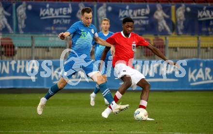 Fussball Laenderspiel Amateure. Oesterreich gegen Slowenien.  Mersei Dieu Nsandi,  (AUT),   Nejc Doplihar (SLO). Klagenfurt, am 26.11.2023.
Foto: Kuess
www.qspictures.net
---
pressefotos, pressefotografie, kuess, qs, qspictures, sport, bild, bilder, bilddatenbank