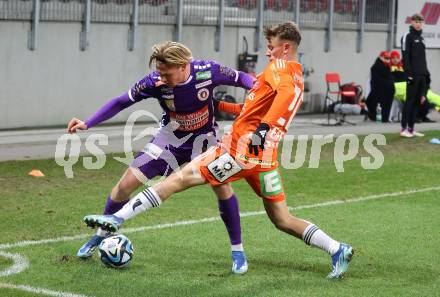 Fussball Bundesliga. SK Austria Klagenfurt gegen TSV Egger Glas Hartberg.  Aaron Sky Schwarz, (Klagenfurt), Manuel Pfeifer    (Hartberg).  Klagenfurt, am 4.12.2023.
Foto: Kuess
---
pressefotos, pressefotografie, kuess, qs, qspictures, sport, bild, bilder, bilddatenbank