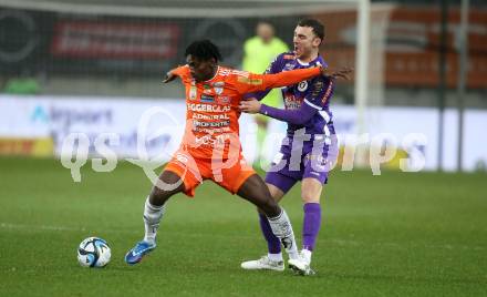 Fussball Bundesliga. SK Austria Klagenfurt gegen TSV Egger Glas Hartberg.  Andrew Irving,  (Klagenfurt), Ousmane Diakite   (Hartberg).  Klagenfurt, am 4.12.2023.
Foto: Kuess
---
pressefotos, pressefotografie, kuess, qs, qspictures, sport, bild, bilder, bilddatenbank