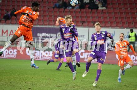 Fussball Bundesliga. SK Austria Klagenfurt gegen TSV Egger Glas Hartberg. Florian Jaritz, Nicolas Binder,  (Klagenfurt),   Ousmane Diakite  (Hartberg).  Klagenfurt, am 4.12.2023.
Foto: Kuess
---
pressefotos, pressefotografie, kuess, qs, qspictures, sport, bild, bilder, bilddatenbank