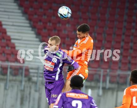 Fussball Bundesliga. SK Austria Klagenfurt gegen TSV Egger Glas Hartberg.  Florian Jaritz, (Klagenfurt),    Ibane Bowat (Hartberg).  Klagenfurt, am 4.12.2023.
Foto: Kuess
---
pressefotos, pressefotografie, kuess, qs, qspictures, sport, bild, bilder, bilddatenbank