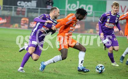 Fussball Bundesliga. SK Austria Klagenfurt gegen TSV Egger Glas Hartberg.  Rico Benatelli,  (Klagenfurt),   Ousmane Diakite (Hartberg).  Klagenfurt, am 4.12.2023.
Foto: Kuess
---
pressefotos, pressefotografie, kuess, qs, qspictures, sport, bild, bilder, bilddatenbank