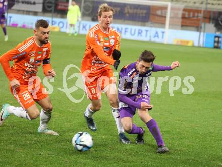 Fussball Bundesliga. SK Austria Klagenfurt gegen TSV Egger Glas Hartberg.  Till Schumacher,  (Klagenfurt),  Juergen Heil, Christoph Urdl  (Hartberg).  Klagenfurt, am 4.12.2023.
Foto: Kuess
---
pressefotos, pressefotografie, kuess, qs, qspictures, sport, bild, bilder, bilddatenbank