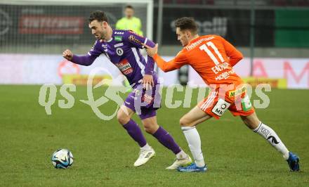 Fussball Bundesliga. SK Austria Klagenfurt gegen TSV Egger Glas Hartberg. Andrew Irving,   (Klagenfurt),  Maximilian Entrup  (Hartberg).  Klagenfurt, am 4.12.2023.
Foto: Kuess
---
pressefotos, pressefotografie, kuess, qs, qspictures, sport, bild, bilder, bilddatenbank