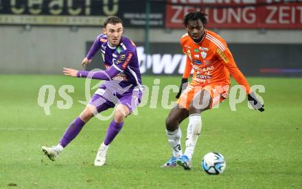 Fussball Bundesliga. SK Austria Klagenfurt gegen TSV Egger Glas Hartberg. Andrew Irving,   (Klagenfurt),  Ousmane Diakite  (Hartberg).  Klagenfurt, am 4.12.2023.
Foto: Kuess
---
pressefotos, pressefotografie, kuess, qs, qspictures, sport, bild, bilder, bilddatenbank