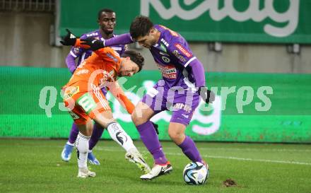 Fussball Bundesliga. SK Austria Klagenfurt gegen TSV Egger Glas Hartberg. Nikola Djoric,   (Klagenfurt),  Dominik Prokop  (Hartberg).  Klagenfurt, am 4.12.2023.
Foto: Kuess
---
pressefotos, pressefotografie, kuess, qs, qspictures, sport, bild, bilder, bilddatenbank