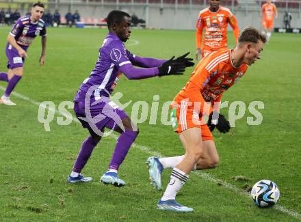 Fussball Bundesliga. SK Austria Klagenfurt gegen TSV Egger Glas Hartberg. Solomon Bonnah,  (Klagenfurt),   Manuel Pfeifer  (Hartberg).  Klagenfurt, am 4.12.2023.
Foto: Kuess
---
pressefotos, pressefotografie, kuess, qs, qspictures, sport, bild, bilder, bilddatenbank