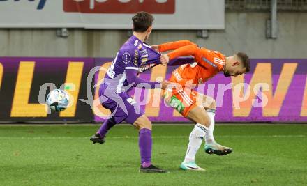 Fussball Bundesliga. SK Austria Klagenfurt gegen TSV Egger Glas Hartberg.  Till Schumacher,  (Klagenfurt),   Juergen Heil (Hartberg).  Klagenfurt, am 4.12.2023.
Foto: Kuess
---
pressefotos, pressefotografie, kuess, qs, qspictures, sport, bild, bilder, bilddatenbank