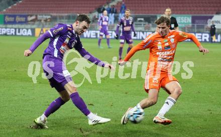 Fussball Bundesliga. SK Austria Klagenfurt gegen TSV Egger Glas Hartberg.  Andrew Irving,  (Klagenfurt), Julian Halwachs   (Hartberg).  Klagenfurt, am 4.12.2023.
Foto: Kuess
---
pressefotos, pressefotografie, kuess, qs, qspictures, sport, bild, bilder, bilddatenbank