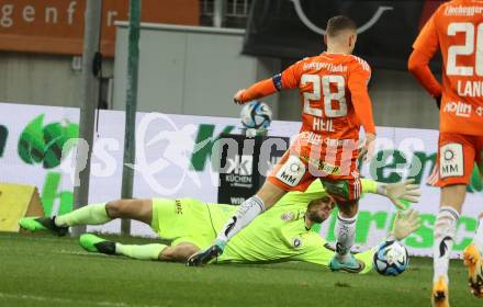 Fussball Bundesliga. SK Austria Klagenfurt gegen TSV Egger Glas Hartberg. Phillip Menzel,   (Klagenfurt), Juergen Heil   (Hartberg).  Klagenfurt, am 4.12.2023.
Foto: Kuess
---
pressefotos, pressefotografie, kuess, qs, qspictures, sport, bild, bilder, bilddatenbank