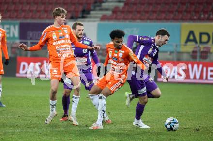 Fussball Bundesliga. SK Austria Klagenfurt gegen TSV Egger Glas Hartberg. Andrew Irving, Turgay Gemicibasi,  (Klagenfurt),  Ruben Fritzner Providence, Julian Halwachs   (Hartberg).  Klagenfurt, am 4.12.2023.
Foto: Kuess
---
pressefotos, pressefotografie, kuess, qs, qspictures, sport, bild, bilder, bilddatenbank