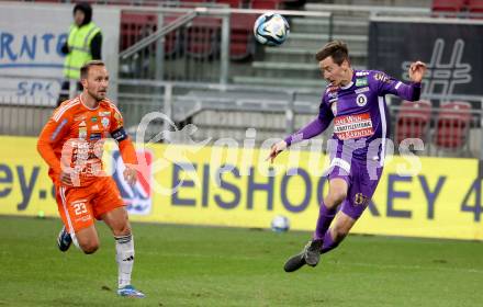 Fussball Bundesliga. SK Austria Klagenfurt gegen TSV Egger Glas Hartberg.  Till Schumacher,  (Klagenfurt),  Tobias Kainz  (Hartberg).  Klagenfurt, am 4.12.2023.
Foto: Kuess
---
pressefotos, pressefotografie, kuess, qs, qspictures, sport, bild, bilder, bilddatenbank