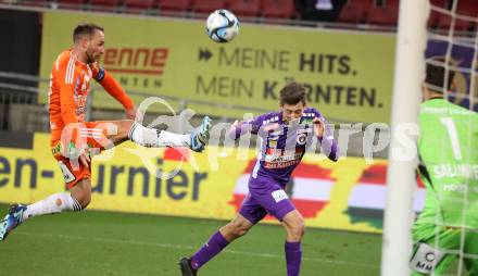 Fussball Bundesliga. SK Austria Klagenfurt gegen TSV Egger Glas Hartberg.  Till Schumacher, (Klagenfurt),  Tobias Kainz   (Hartberg).  Klagenfurt, am 4.12.2023.
Foto: Kuess
---
pressefotos, pressefotografie, kuess, qs, qspictures, sport, bild, bilder, bilddatenbank