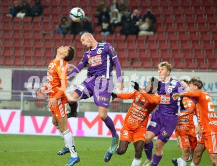 Fussball Bundesliga. SK Austria Klagenfurt gegen TSV Egger Glas Hartberg.  Nicolas Wimmer,  (Klagenfurt),   Michael Steinwender (Hartberg).  Klagenfurt, am 4.12.2023.
Foto: Kuess
---
pressefotos, pressefotografie, kuess, qs, qspictures, sport, bild, bilder, bilddatenbank