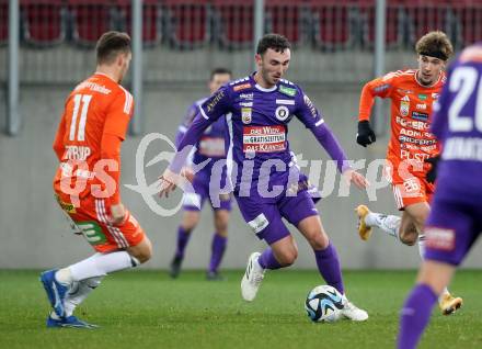 Fussball Bundesliga. SK Austria Klagenfurt gegen TSV Egger Glas Hartberg.  Andrew Irving,, (Klagenfurt),   Maximilian Entrup  (Hartberg).  Klagenfurt, am 4.12.2023.
Foto: Kuess
---
pressefotos, pressefotografie, kuess, qs, qspictures, sport, bild, bilder, bilddatenbank