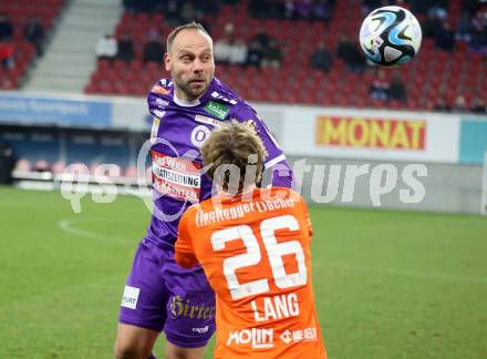 Fussball Bundesliga. SK Austria Klagenfurt gegen TSV Egger Glas Hartberg.  Rico Benatelli,  (Klagenfurt),  Christoph Lang  (Hartberg).  Klagenfurt, am 4.12.2023.
Foto: Kuess
---
pressefotos, pressefotografie, kuess, qs, qspictures, sport, bild, bilder, bilddatenbank