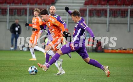 Fussball Bundesliga. SK Austria Klagenfurt gegen TSV Egger Glas Hartberg.  Christopher Wernitznig,  (Klagenfurt),  Dominik Prokop  (Hartberg).  Klagenfurt, am 4.12.2023.
Foto: Kuess
---
pressefotos, pressefotografie, kuess, qs, qspictures, sport, bild, bilder, bilddatenbank