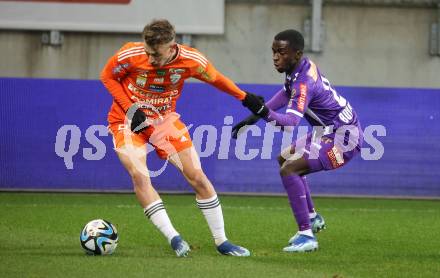 Fussball Bundesliga. SK Austria Klagenfurt gegen TSV Egger Glas Hartberg.  Solomon Bonnah, (Klagenfurt),   Manuel Pfeifer  (Hartberg).  Klagenfurt, am 4.12.2023.
Foto: Kuess
---
pressefotos, pressefotografie, kuess, qs, qspictures, sport, bild, bilder, bilddatenbank