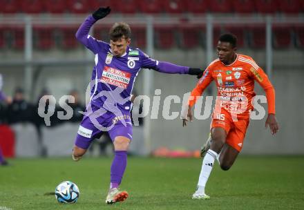 Fussball Bundesliga. SK Austria Klagenfurt gegen TSV Egger Glas Hartberg.  Christopher Wernitznig,  (Klagenfurt),   Mamadou Sangare (Hartberg).  Klagenfurt, am 4.12.2023.
Foto: Kuess
---
pressefotos, pressefotografie, kuess, qs, qspictures, sport, bild, bilder, bilddatenbank