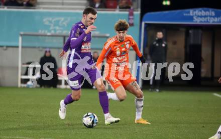 Fussball Bundesliga. SK Austria Klagenfurt gegen TSV Egger Glas Hartberg.  Andrew Irving,  (Klagenfurt),  Christoph Lang  (Hartberg).  Klagenfurt, am 4.12.2023.
Foto: Kuess
---
pressefotos, pressefotografie, kuess, qs, qspictures, sport, bild, bilder, bilddatenbank