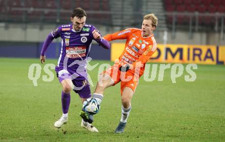 Fussball Bundesliga. SK Austria Klagenfurt gegen TSV Egger Glas Hartberg.  Andrew Irving,  (Klagenfurt),  Christoph Urdl  (Hartberg).  Klagenfurt, am 4.12.2023.
Foto: Kuess
---
pressefotos, pressefotografie, kuess, qs, qspictures, sport, bild, bilder, bilddatenbank