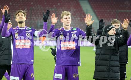 Fussball Bundesliga. SK Austria Klagenfurt gegen TSV Egger Glas Hartberg.  Thorsten Mahrer, Nicolas Binder, Sinan Karweina (Klagenfurt).   Klagenfurt, am 4.12.2023.
Foto: Kuess
---
pressefotos, pressefotografie, kuess, qs, qspictures, sport, bild, bilder, bilddatenbank