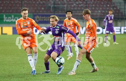 Fussball Bundesliga. SK Austria Klagenfurt gegen TSV Egger Glas Hartberg. Aaron Sky Schwarz,   (Klagenfurt),  Maximilian Entrup, Julian Halwachs  (Hartberg).  Klagenfurt, am 4.12.2023.
Foto: Kuess
---
pressefotos, pressefotografie, kuess, qs, qspictures, sport, bild, bilder, bilddatenbank