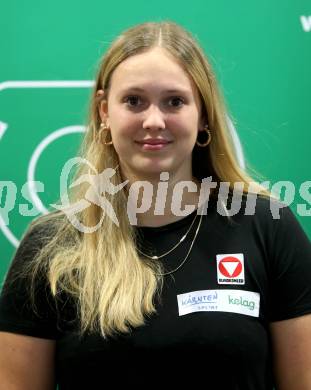 Kaernten Sport. Sportlermeeting. Package Uebergabe.  Pia Schoeffmann  (Snowboard). Klagenfurt, am 5.12.2023.
Foto: Kuess
---
pressefotos, pressefotografie, kuess, qs, qspictures, sport, bild, bilder, bilddatenbank