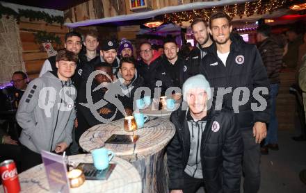 Fussball Bundesliga. SK Austria Klagenfurt. Nikolofeier. . Jannik Robatsch, Nikola Djoric, Solomon Bonnah, Nicolas Binder, Phillip Menzel, Christopher Wernitznig, Sandro Zakany, Sinan Karweina, Marco Knaller, Thorsten Mahrer, Nicolas Wimmer. Klagenfurt, am 6.12.2023.
Foto: Kuess
---
pressefotos, pressefotografie, kuess, qs, qspictures, sport, bild, bilder, bilddatenbank