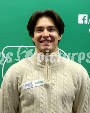 Kaernten Sport. Sportlermeeting. Package Uebergabe.  Vasily Klimov  (Leichtathletik). Klagenfurt, am 5.12.2023.
Foto: Kuess
---
pressefotos, pressefotografie, kuess, qs, qspictures, sport, bild, bilder, bilddatenbank