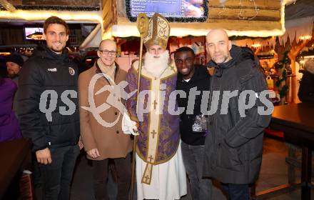 Fussball Bundesliga. SK Austria Klagenfurt. Thorsten Mahrer, Herbert Matschek, Solomon Bonnah, Guenther Gorenzel.  Klagenfurt, am 6.12.2023.
Foto: Kuess
---
pressefotos, pressefotografie, kuess, qs, qspictures, sport, bild, bilder, bilddatenbank