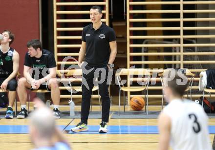 Basketball 2. Liga 2023/2024. Grunddurchgang 10. Runde.  KOS gegen Deutsch Wagram Alligators.   Trainer Lukas Hofer    (Deutsch Wagram). Klagenfurt, am 8.12.12023.
Foto: Kuess

---
pressefotos, pressefotografie, kuess, qs, qspictures, sport, bild, bilder, bilddatenbank