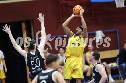 Basketball 2. Bundesliga. Woerthersee Piraten gegen Vienna United.  Shawn L. Ray (Piraten)., Daniel Pillwein (Vienna United).  Klagenfurt, am 8.12.2023.
Foto: Kuess
---
pressefotos, pressefotografie, kuess, qs, qspictures, sport, bild, bilder, bilddatenbank