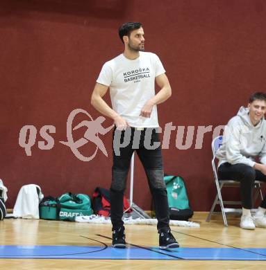 Basketball 2. Liga 2023/2024. Grunddurchgang 10. Runde.  KOS gegen Deutsch Wagram Alligators.   Trainer Dalibor Cevriz (KOS),    . Klagenfurt, am 8.12.12023.
Foto: Kuess
---
pressefotos, pressefotografie, kuess, qs, qspictures, sport, bild, bilder, bilddatenbank