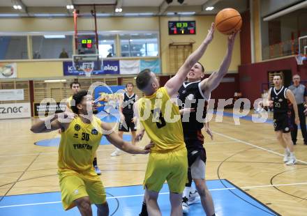 Basketball 2. Bundesliga. Woerthersee Piraten gegen Vienna United.  Jernej Andolsek Heine, Marcus Holyfiedl (Piraten)., Philipp Germ (Vienna United).  Klagenfurt, am 8.12.2023.
Foto: Kuess
---
pressefotos, pressefotografie, kuess, qs, qspictures, sport, bild, bilder, bilddatenbank