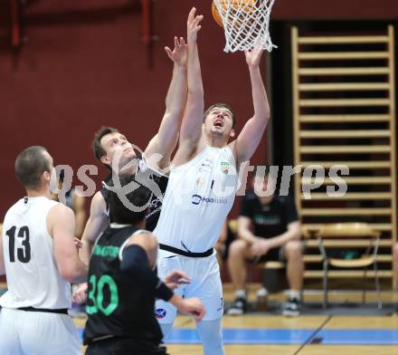 Basketball 2. Liga 2023/2024. Grunddurchgang 10. Runde.  KOS gegen Deutsch Wagram Alligators. Maximilian Seher  (KOS),  Branislav Balvan  (Deutsch Wagram). Klagenfurt, am 8.12.12023.
Foto: Kuess
---
pressefotos, pressefotografie, kuess, qs, qspictures, sport, bild, bilder, bilddatenbank