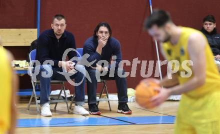 Basketball 2. Bundesliga. Woerthersee Piraten gegen Vienna United. Rasid Mahalbasic, Trainer Andreas Kuttnig  (Piraten).  Klagenfurt, am 8.12.2023.
Foto: Kuess
---
pressefotos, pressefotografie, kuess, qs, qspictures, sport, bild, bilder, bilddatenbank