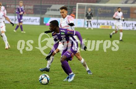 Fussball. Bundesliga. SK Austria Klagenfurt gegen Austria Wien.  Solomon Bonnah   (Austria Klagenfurt),  Manuel Polster    (Wien). Klagenfurt, 9.12.2023.
Foto: Kuess
---
pressefotos, pressefotografie, kuess, qs, qspictures, sport, bild, bilder, bilddatenbank