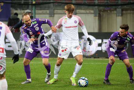 Fussball. Bundesliga. SK Austria Klagenfurt gegen Austria Wien.  Rico Benatelli, Till Schumacher   (Austria Klagenfurt),  Muharem Huskovic    (Wien). Klagenfurt, 9.12.2023.
Foto: Kuess
---
pressefotos, pressefotografie, kuess, qs, qspictures, sport, bild, bilder, bilddatenbank