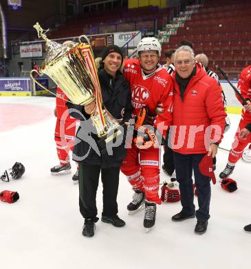 Eishockey Revival. Legenden Turnier.Dieter Kalt, Buergermeister Christian Scheider, Dieter Kalt. Villach, am 16.12.2023.
Foto: Kuess
---
pressefotos, pressefotografie, kuess, qs, qspictures, sport, bild, bilder, bilddatenbank