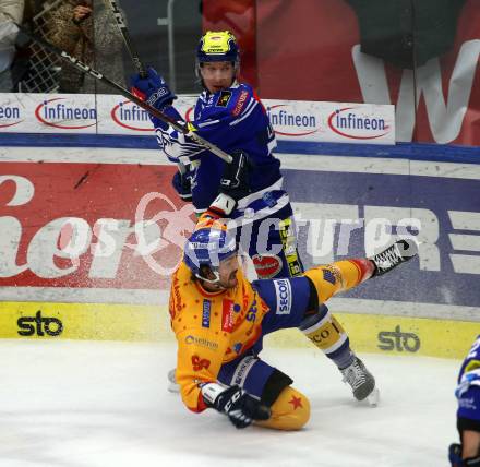 EBEL. Eishockey Bundesliga. EC VSV gegen Asiago Hockey.  Philipp Lindner, (VSV),  Giordano Finoro    (Asiago). Villach, am 22.12.2023
Foto: Kuess
www.qspictures.net
---
pressefotos, pressefotografie, kuess, qs, qspictures, sport, bild, bilder, bilddatenbank