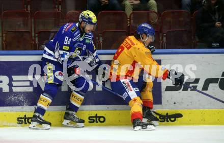 EBEL. Eishockey Bundesliga. EC VSV gegen Asiago Hockey.  Andrew Desjardins,   (VSV),    Bryce Gianni Alcock Misley (Asiago). Villach, am 22.12.2023
Foto: Kuess
www.qspictures.net
---
pressefotos, pressefotografie, kuess, qs, qspictures, sport, bild, bilder, bilddatenbank