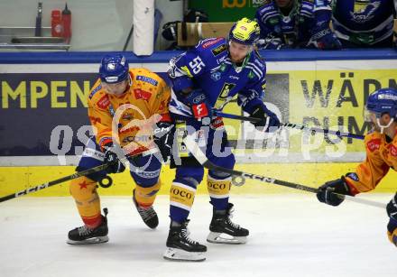 EBEL. Eishockey Bundesliga. EC VSV gegen Asiago Hockey.  Robert Sabolic, (VSV),   Philip Bruce Beaulieu   (Asiago). Villach, am 22.12.2023
Foto: Kuess
www.qspictures.net
---
pressefotos, pressefotografie, kuess, qs, qspictures, sport, bild, bilder, bilddatenbank