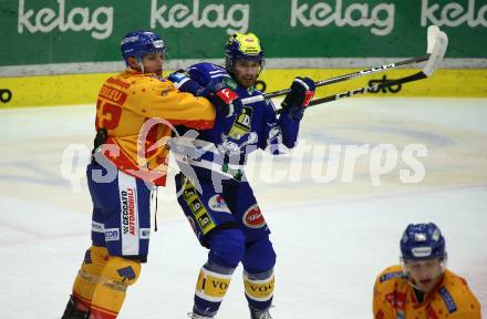 EBEL. Eishockey Bundesliga. EC VSV gegen Asiago Hockey.  Kevin Hancock,   (VSV),  Philip Bruce Beaulieu  (Asiago). Villach, am 22.12.2023
Foto: Kuess
www.qspictures.net
---
pressefotos, pressefotografie, kuess, qs, qspictures, sport, bild, bilder, bilddatenbank