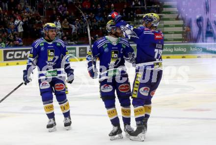 EBEL. Eishockey Bundesliga. EC VSV gegen Asiago Hockey.   Torjubel Layne Viveiros. Alexander Rauchenwals, Arturs Kulda (VSV). Villach, am 22.12.2023
Foto: Kuess
www.qspictures.net
---
pressefotos, pressefotografie, kuess, qs, qspictures, sport, bild, bilder, bilddatenbank