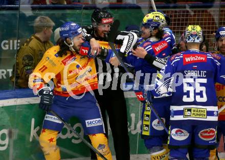 EBEL. Eishockey Bundesliga. EC VSV gegen Asiago Hockey.  Marco Richter,   (VSV),  Giovanni Luigi Domenico Vallati   (Asiago). Villach, am 22.12.2023
Foto: Kuess
www.qspictures.net
---
pressefotos, pressefotografie, kuess, qs, qspictures, sport, bild, bilder, bilddatenbank